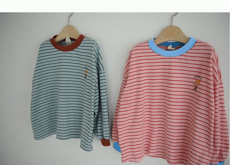 ボーダー長袖Tシャツ2枚、青系と赤系の丸首胸プリント