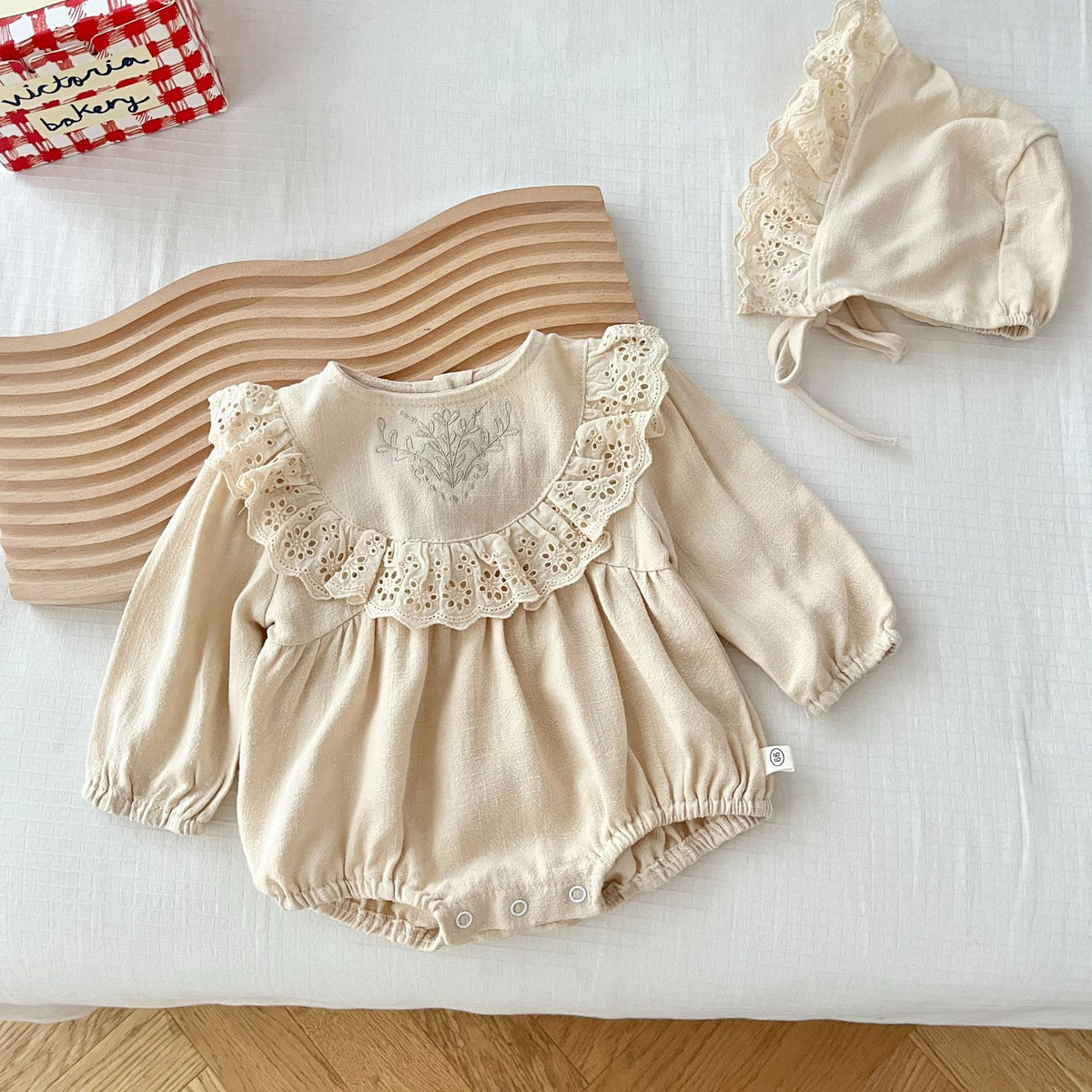 ベビー レースフリル 刺繍 ボンネット 長袖ロンパース + 帽子 セット【mh0004020】