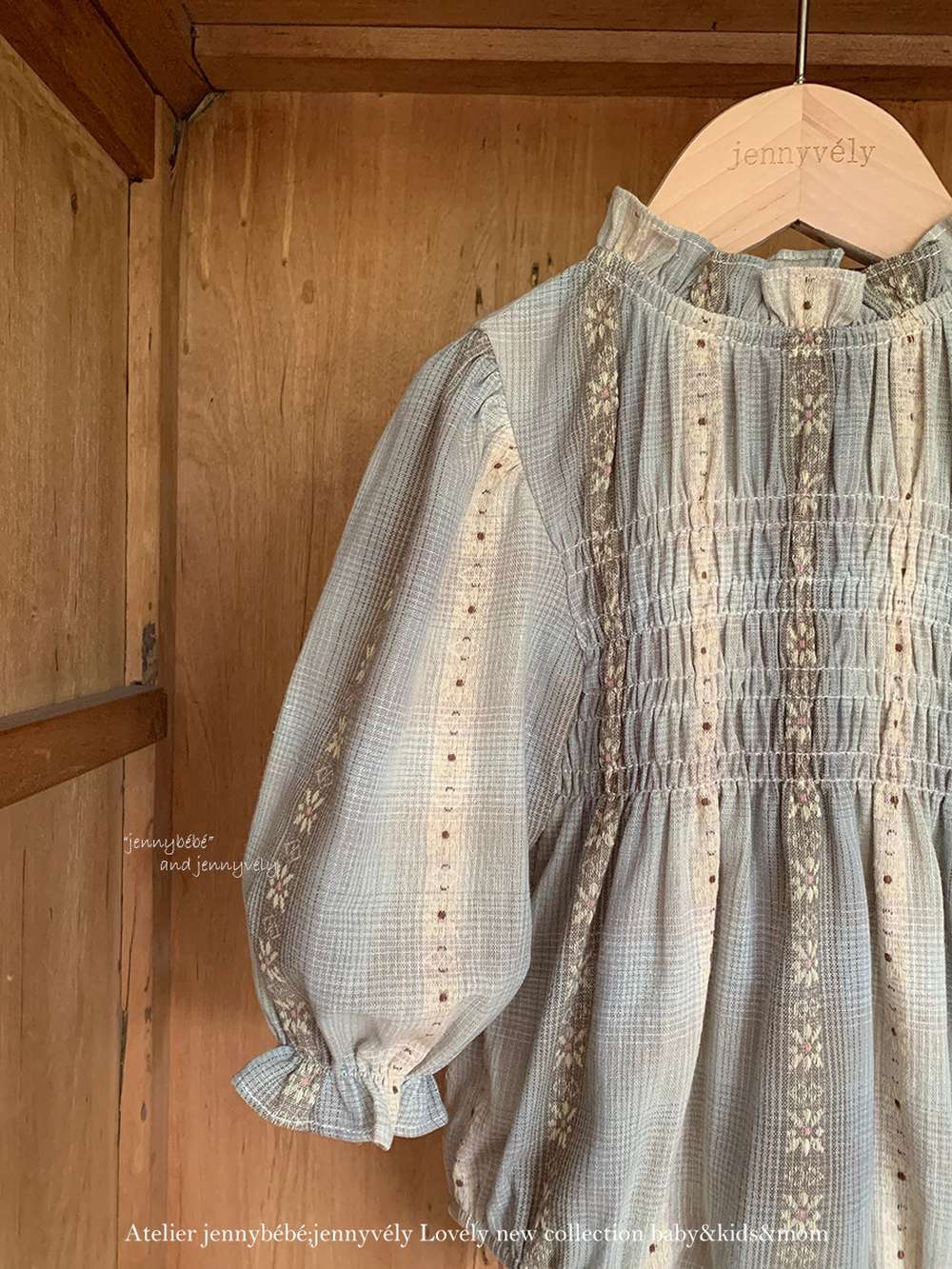 ベビー用長袖ボディスーツ、刺繍入りのフリルネックとバルーン風袖