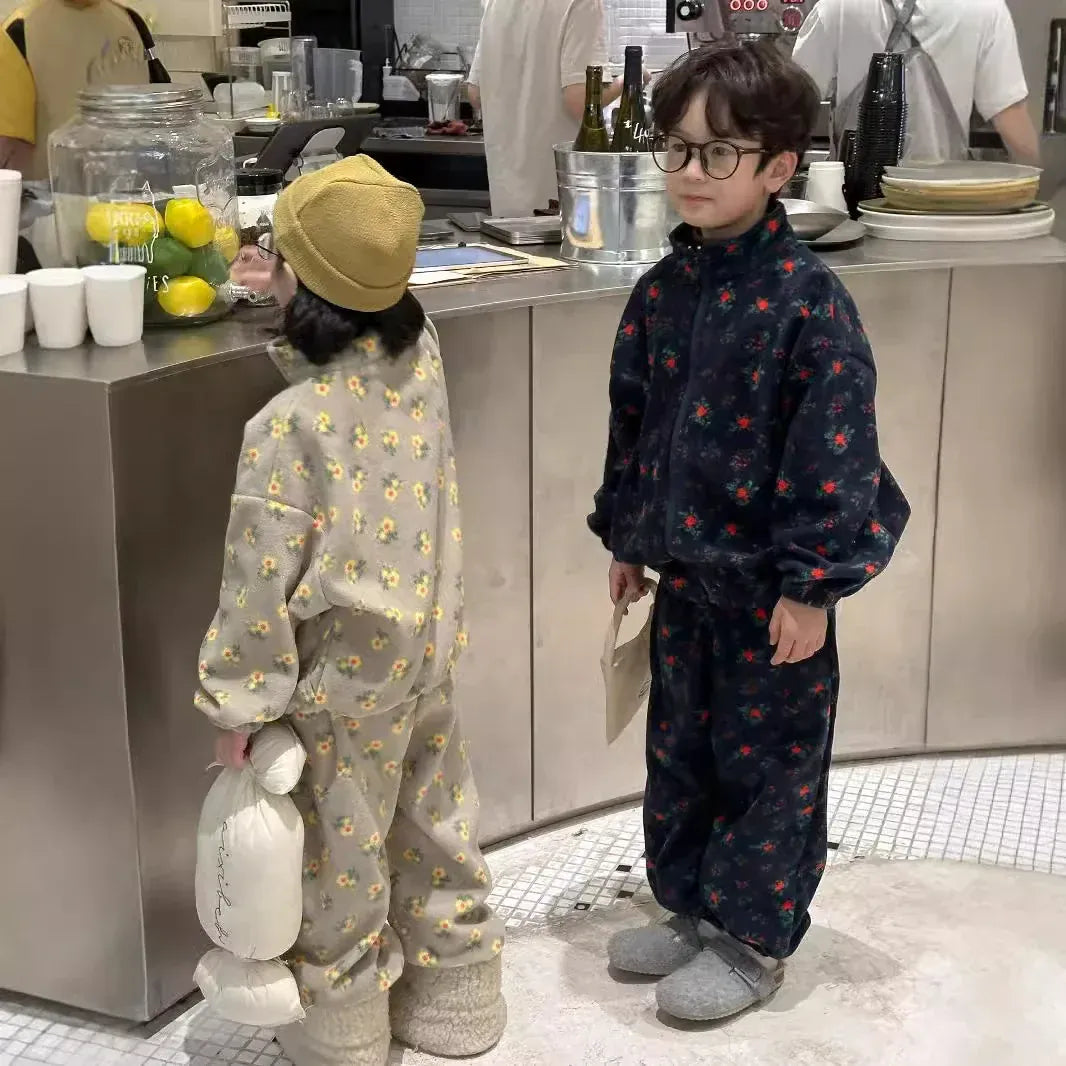 子ども用フラワー柄フリースジップアップ上下、ライトグレーと濃紺の2色、前向き