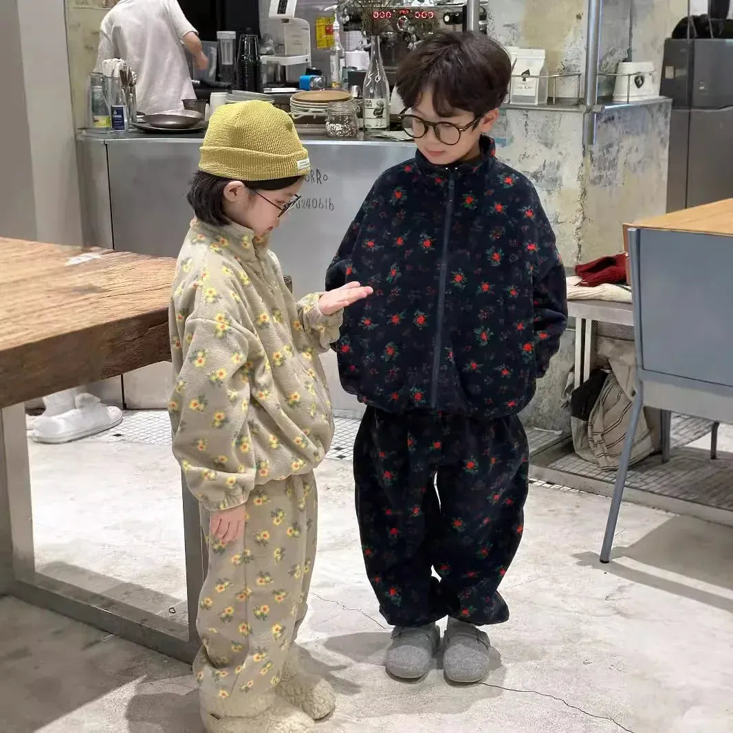 子ども用フラワー柄フリースジップアップ上下、ライトグレーと濃紺の2色、向き違い