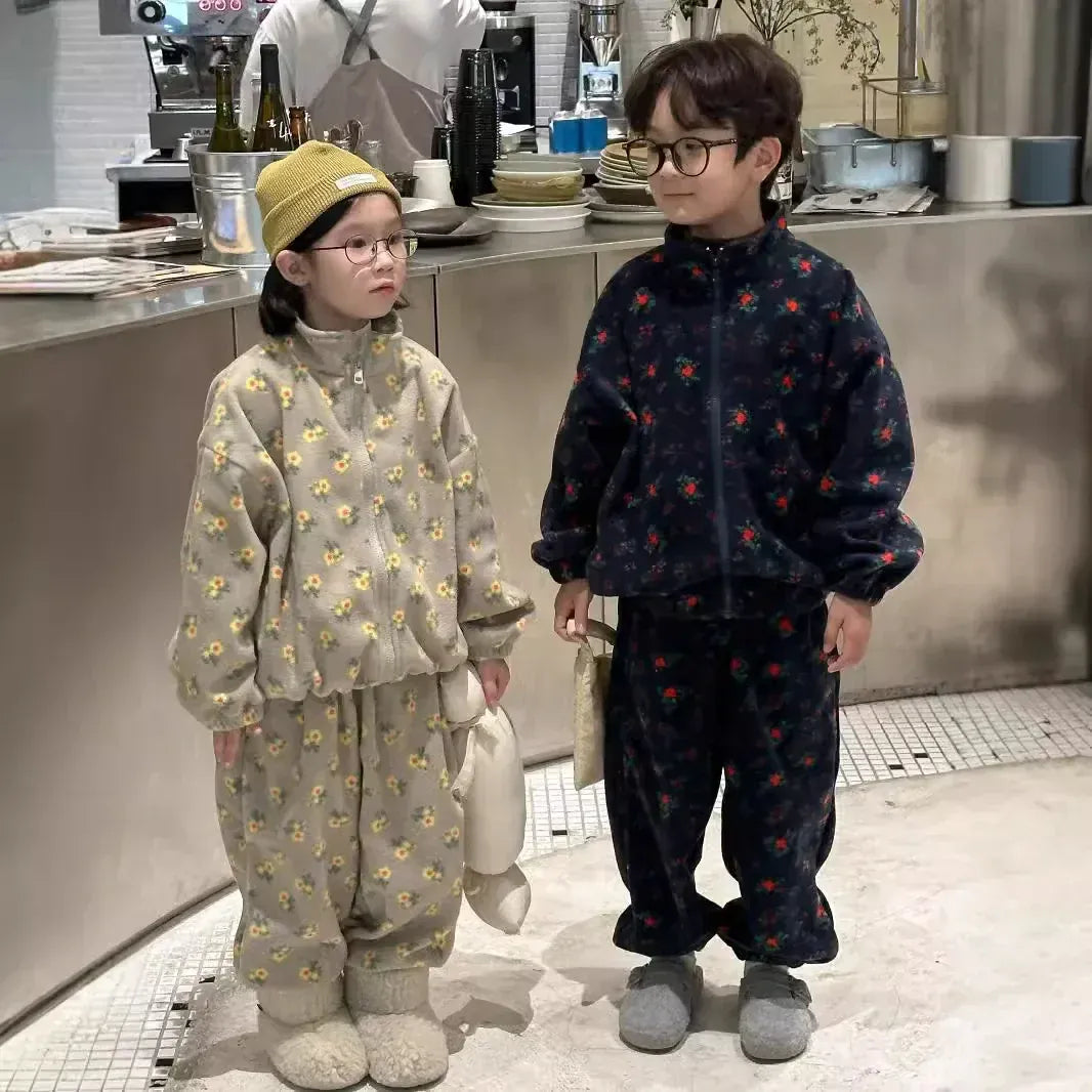 子ども用フラワー柄フリースジップアップ上下、ライトグレー&濃紺の2色、立ち姿