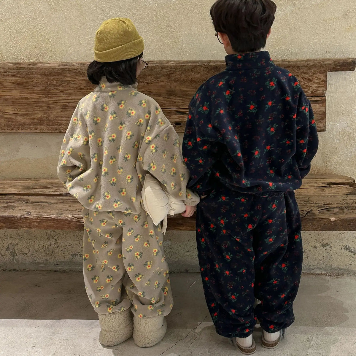 子ども用フラワー柄フリースジップアップ上下、ライトグレーと濃紺の2色、後ろ姿