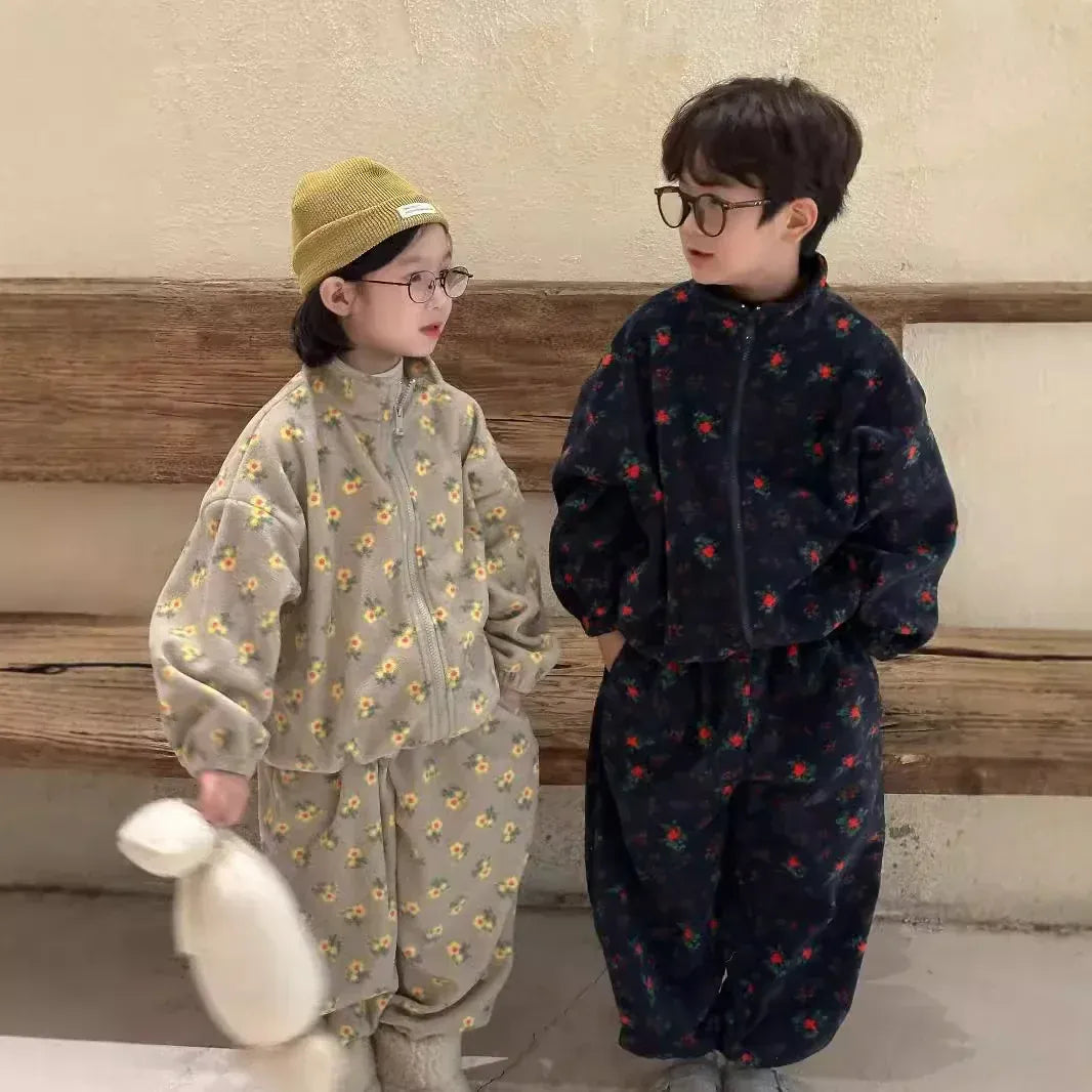 子ども用フラワー柄フリースジップアップ上下、ライトグレーと濃紺の2色