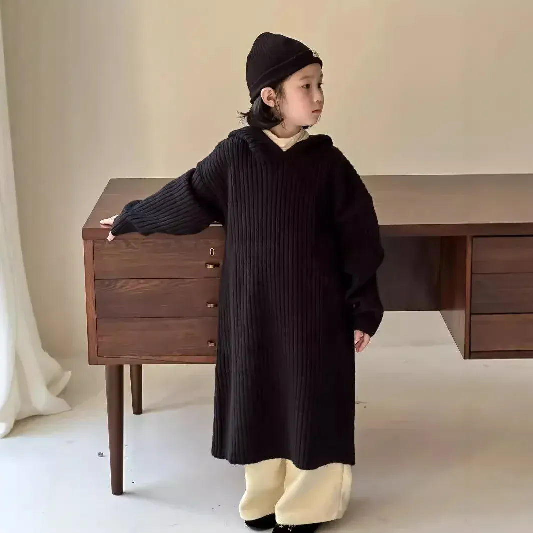 キッズ リブニットのフーディーワンピース(長袖)黒系、フード付きで体型カバー