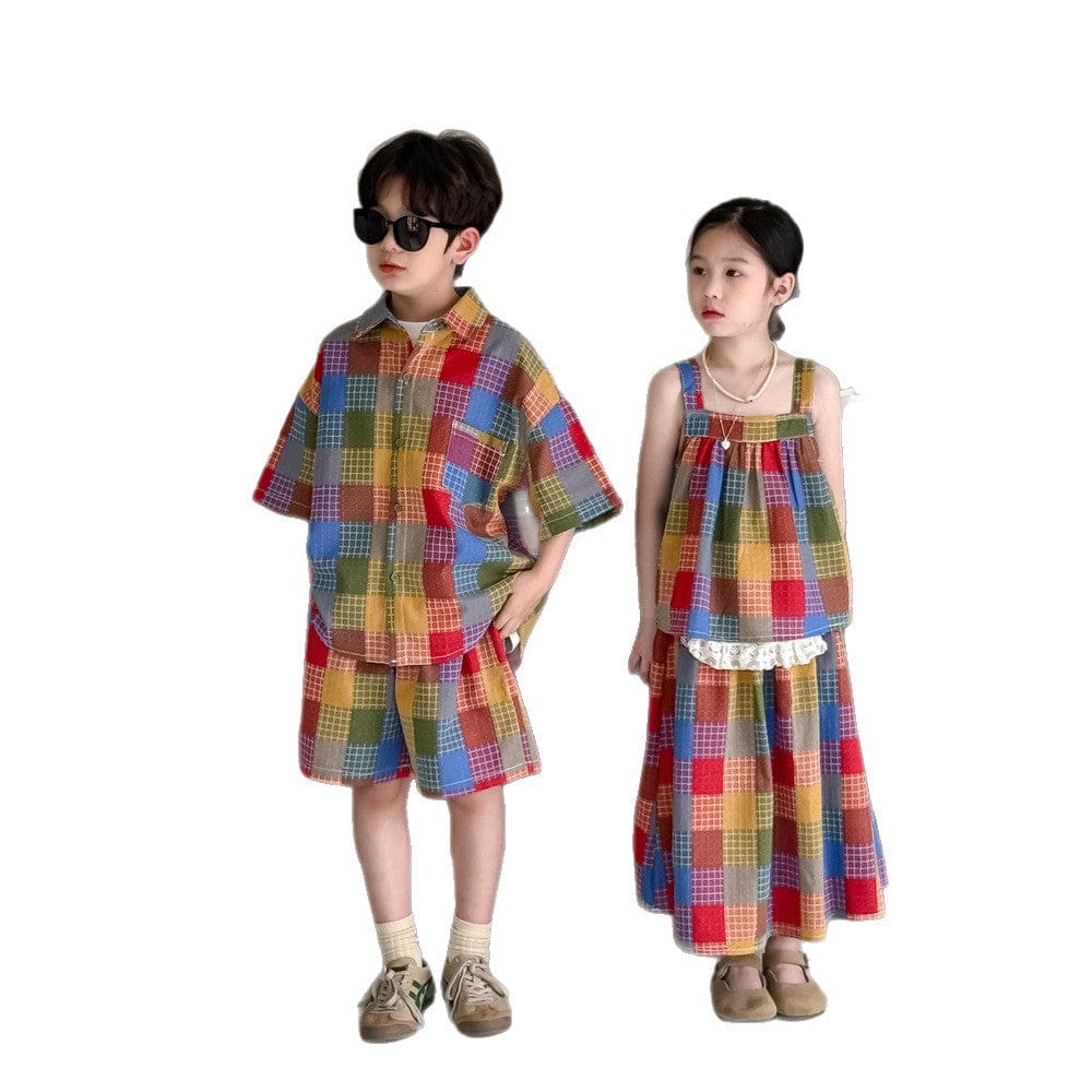 マドラスチェック柄子ども服セット、半袖シャツとショートパンツ/ノースリーブスカートを着用