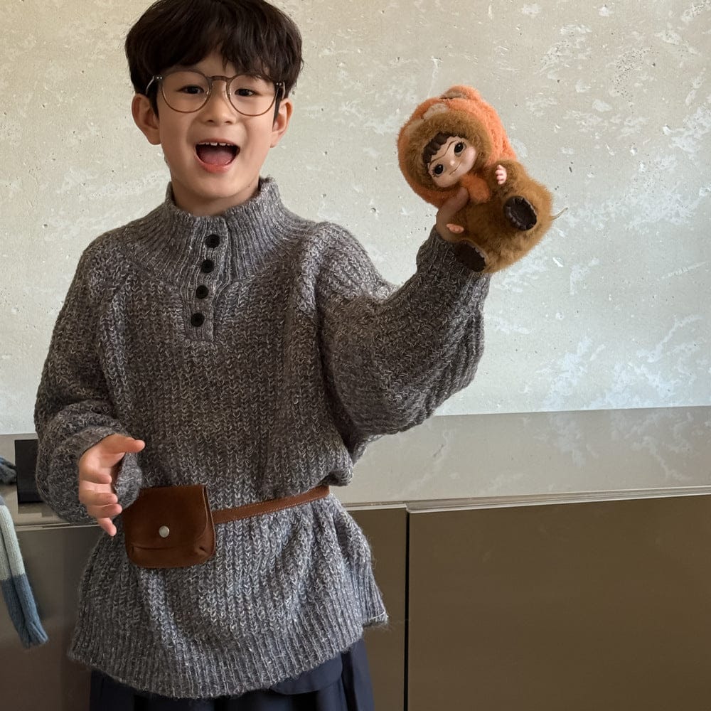グレーのスタンドネックニットセーター 前面ボタンと縦のリブ編み