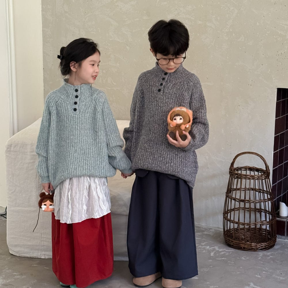 ハイネックボタン付きニットセーター(ライトブルー/グレー)前面ボタン列