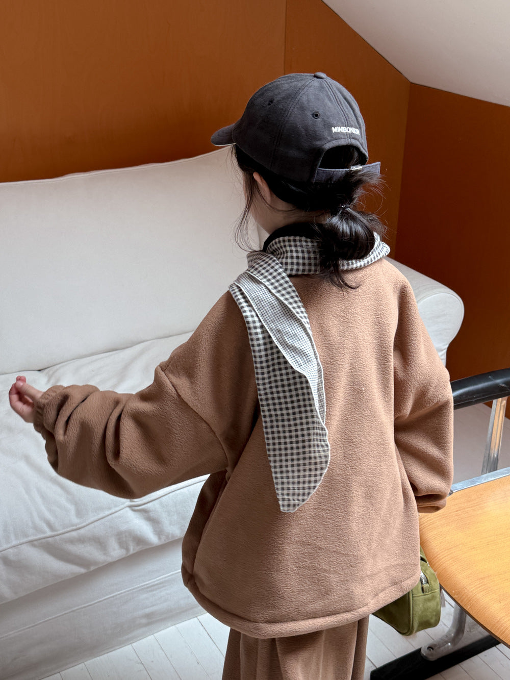 キッズ裏起毛ボアのジップセットアップ(ブラウン)背面スタイル