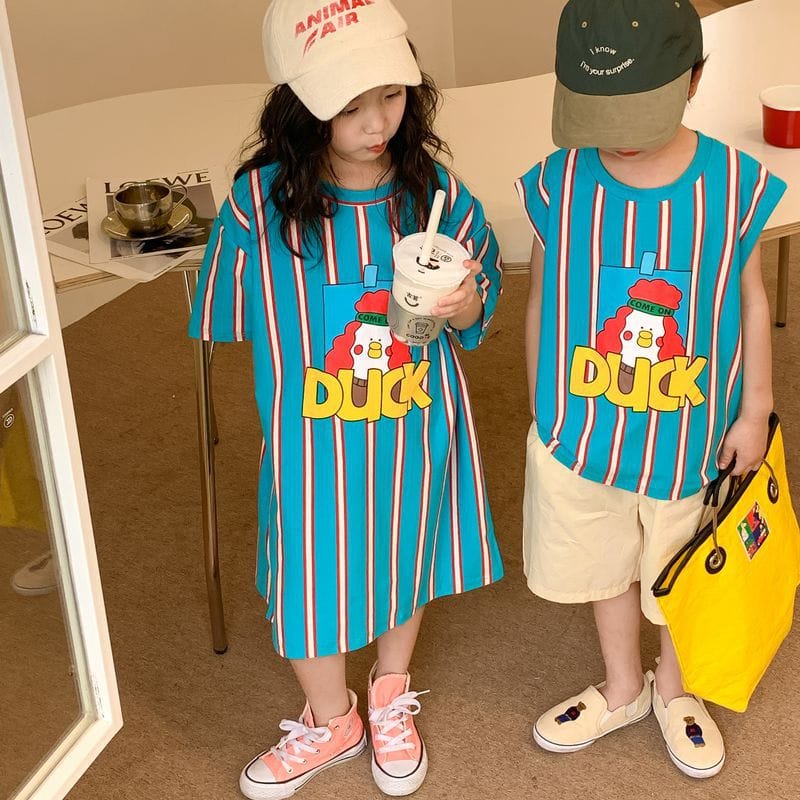 子ども用ノースリーブTシャツ風ワンピース、青緑ストライプのアヒルプリント