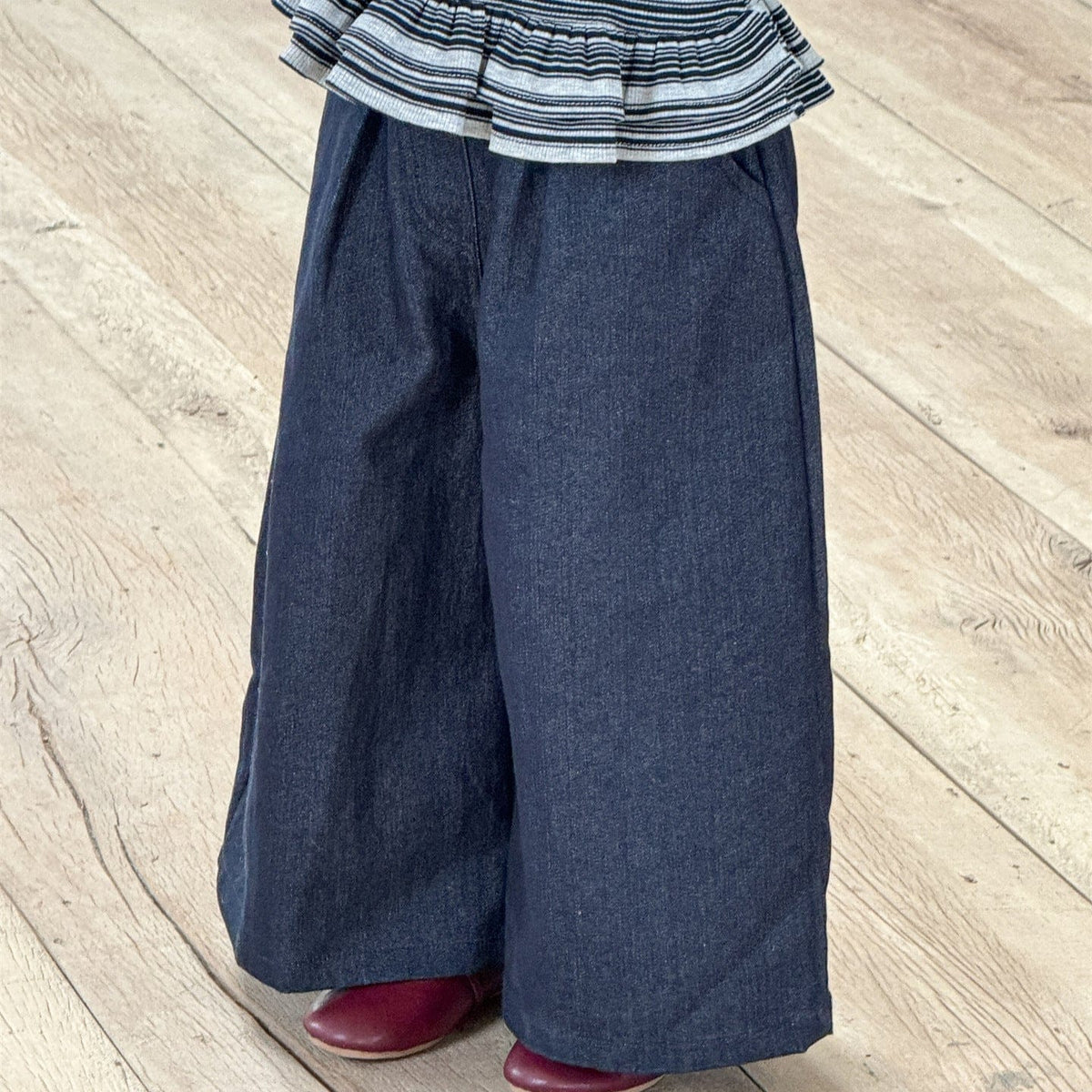 キッズ用ワイドデニムパンツ ダークブルーのゆったりシルエット、ウエストギャザー付き
