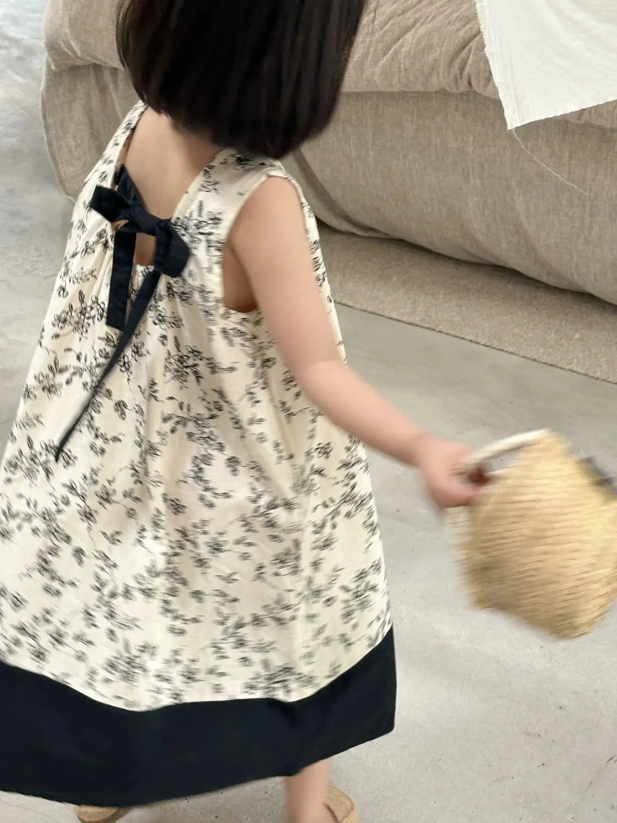 キッズ用ノースリーブワンピース 花柄プリント、背中の黒リボン付き