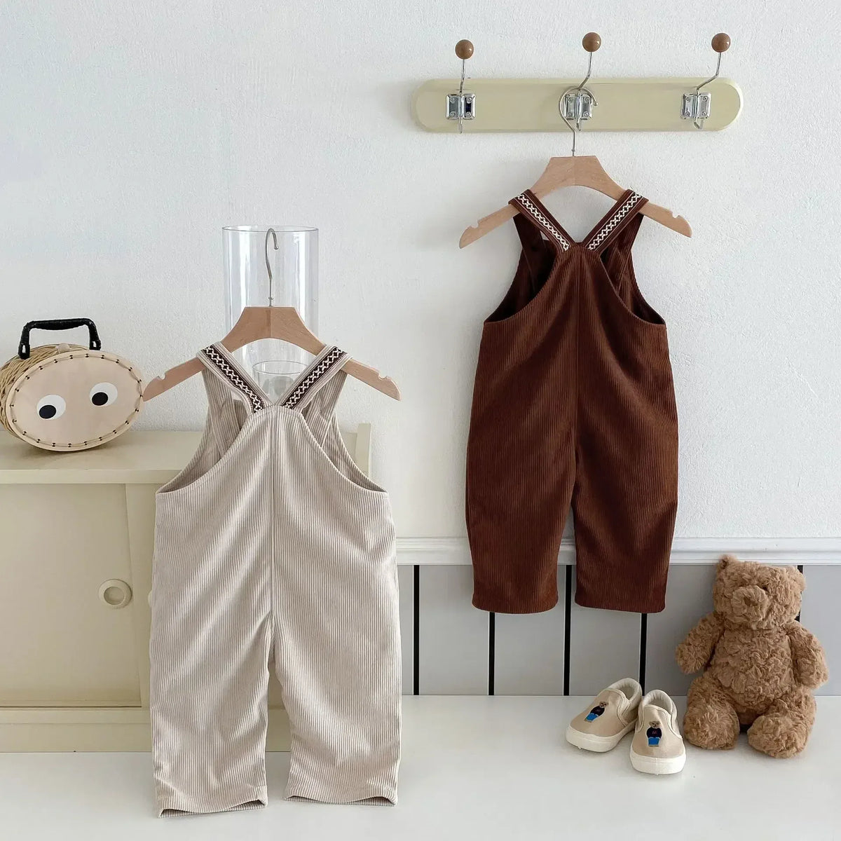 キッズコーデュロイサロペット 2色(ベージュ、ブラウン)。クロス風の吊り紐と胸当て