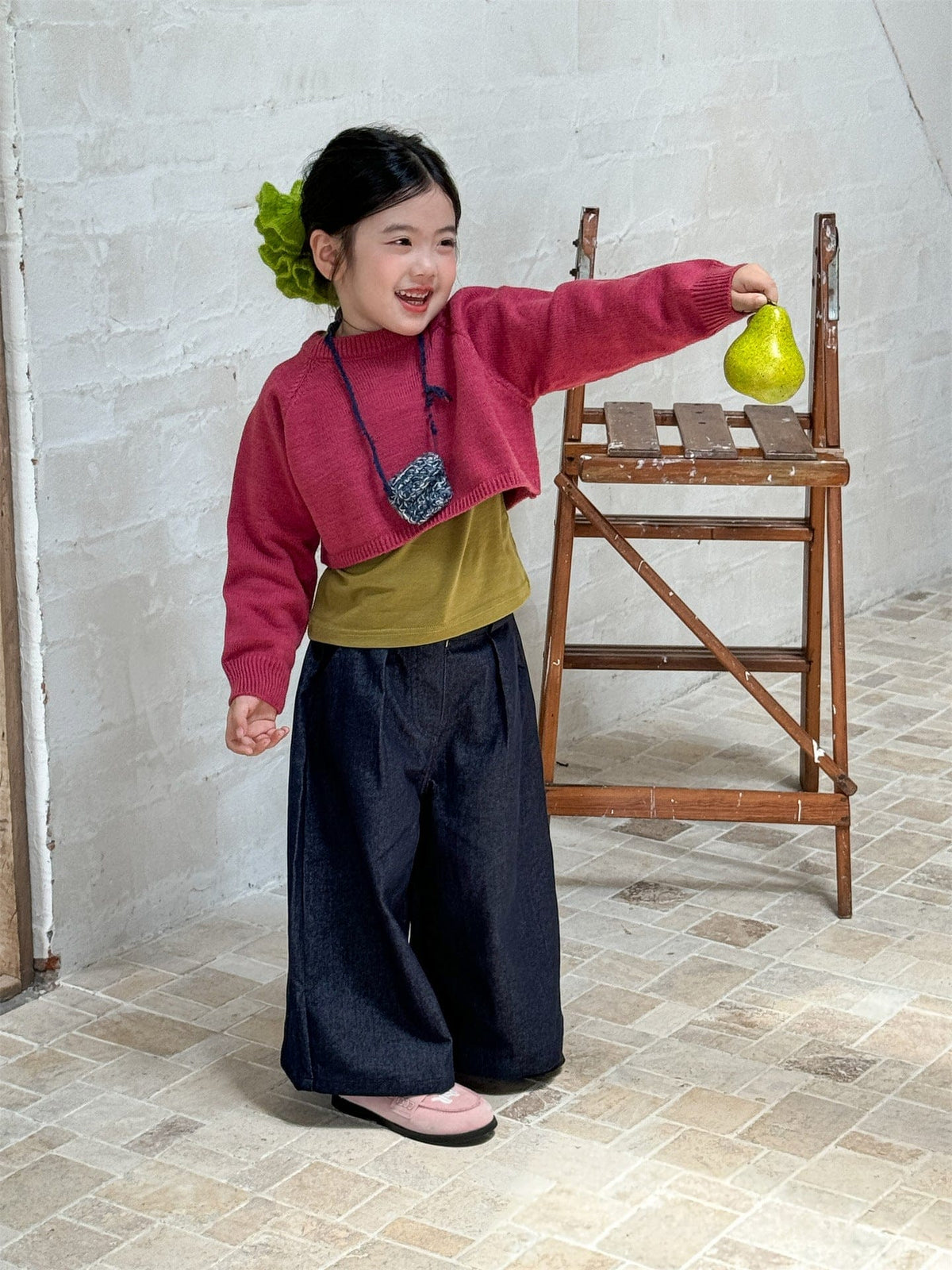 キッズ用デニムワイドパンツ 深めのネイビー、ワイドでたっぷり生地