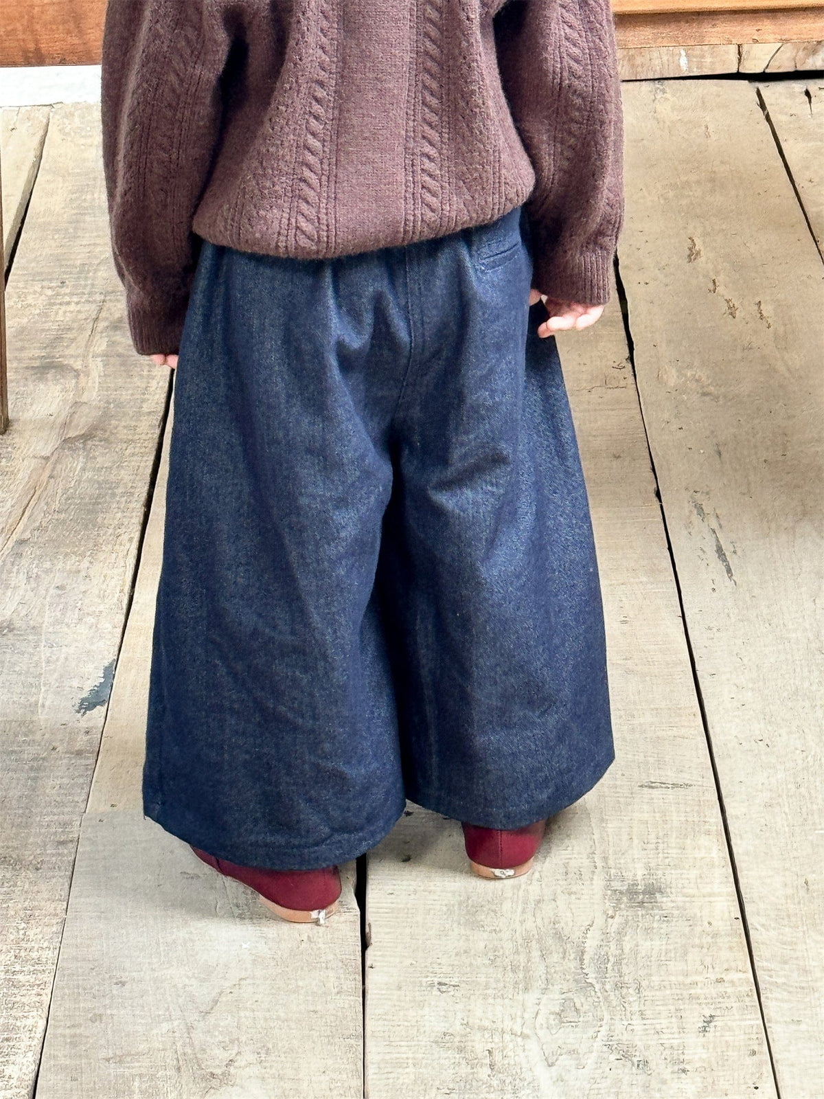 キッズ用ストレートワイドデニムパンツ ダークブルー、立体的なヒップ周り