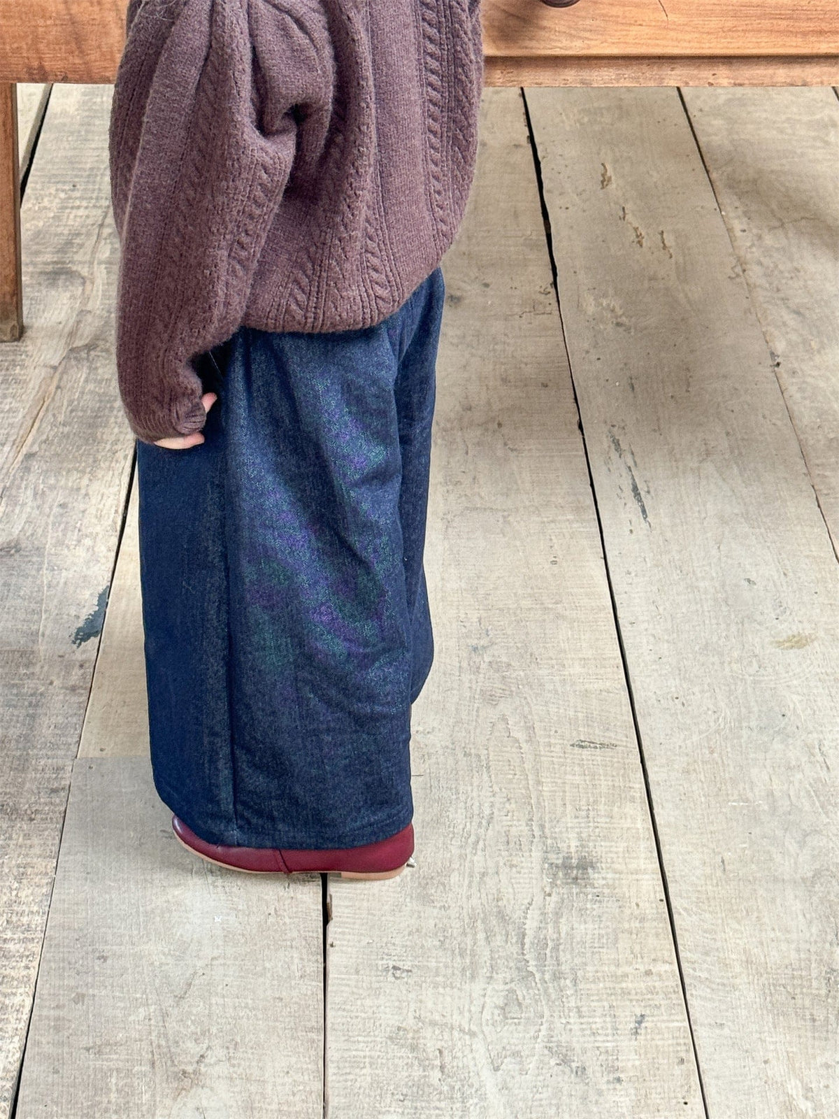 キッズ用デニムワイドパンツ ダークブルーのゆったりシルエット