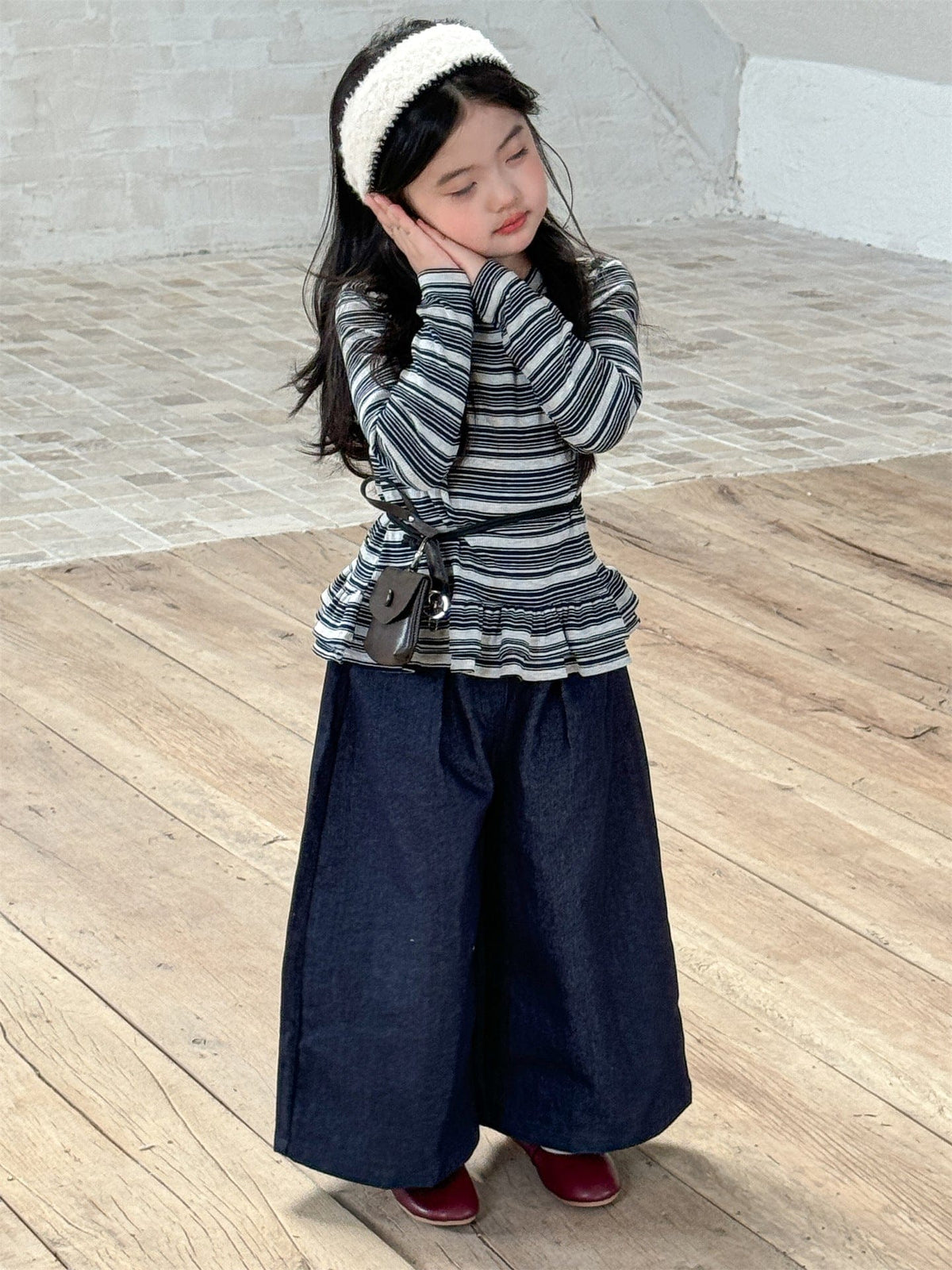 キッズ用デニムワイドパンツ ダークネイビー フルレングスのワイドシルエット