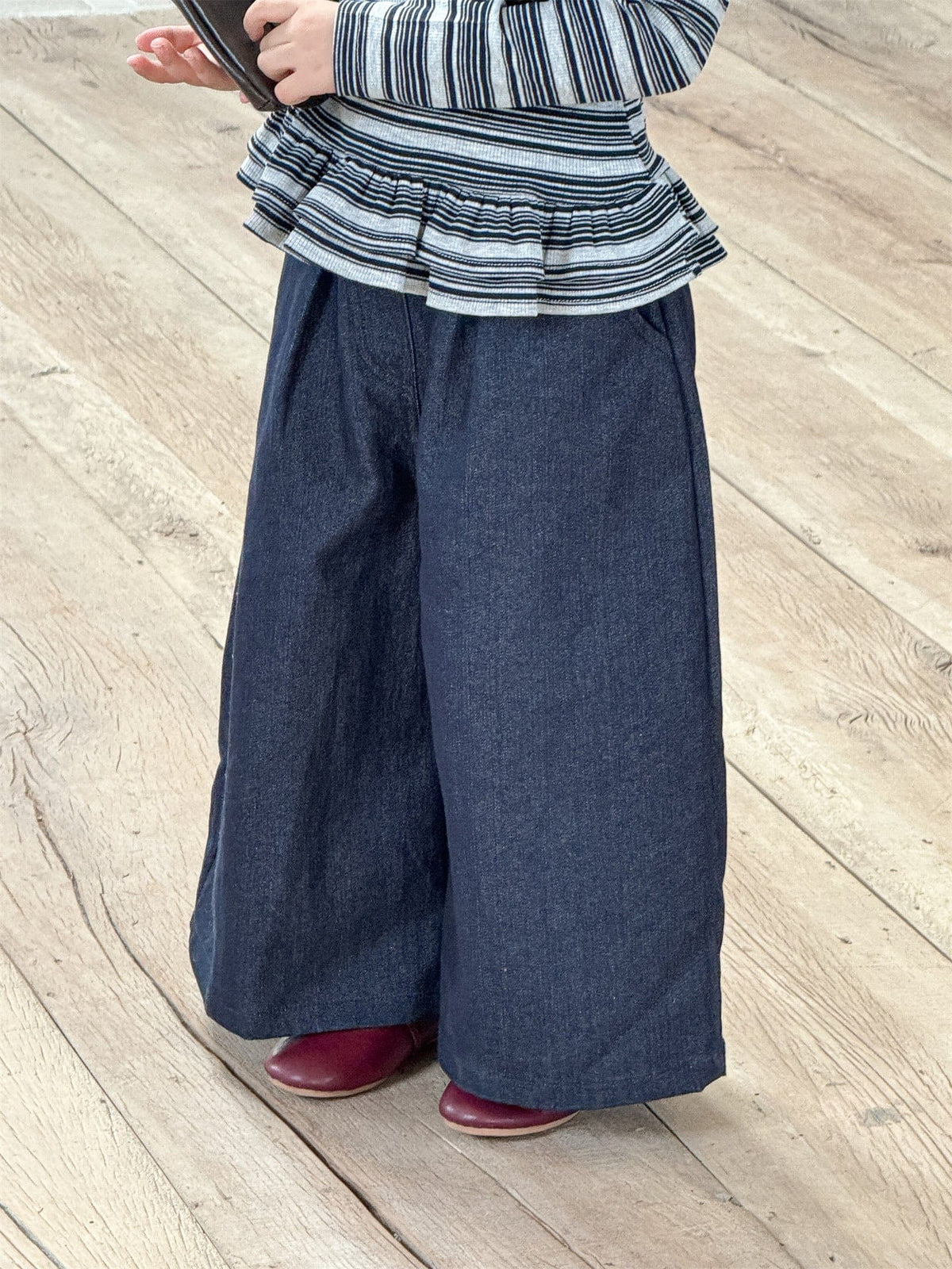 キッズ用デニムワイドパンツ ダークネイビー 前後の切替が見える広脚タイプ