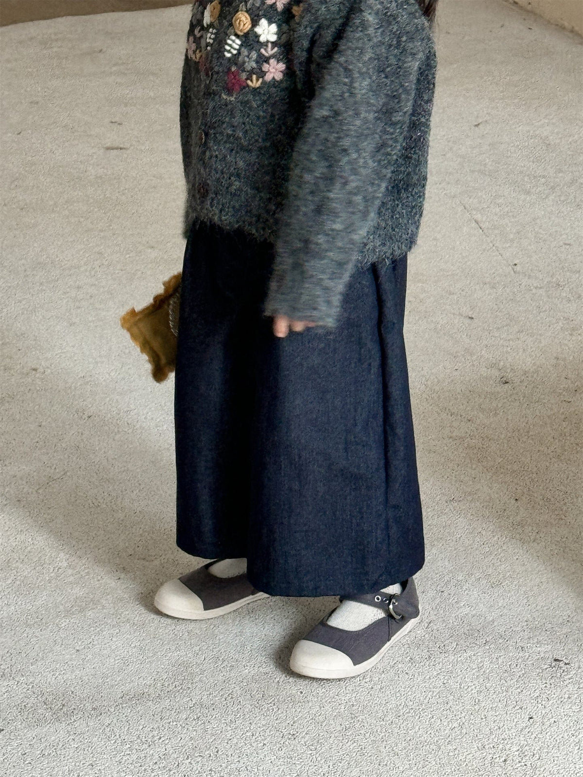 キッズ用デニムワイドパンツ ダークネイビー 後ろ姿 ルーズなワイドシルエット