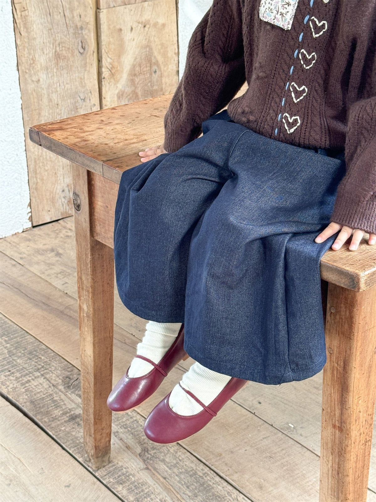 キッズ用デニムワイドパンツ ダークネイビー サイドの広がりが分かるデザイン