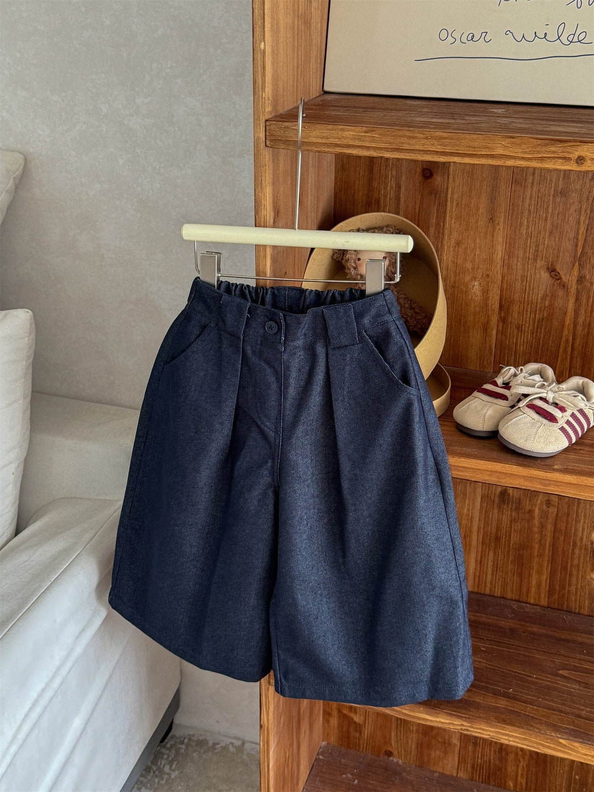 キッズ用ワイドデニムパンツ ハンガー掛け、フロントボタンとサイドポケット付き