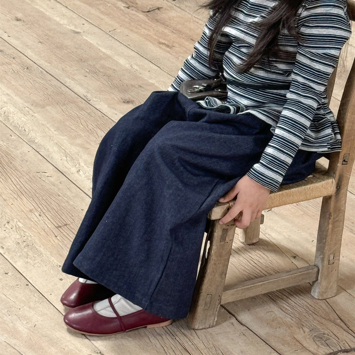 キッズ用ワイドデニムパンツ 後ろ側の大きなシルエット、落ち感のあるデニム