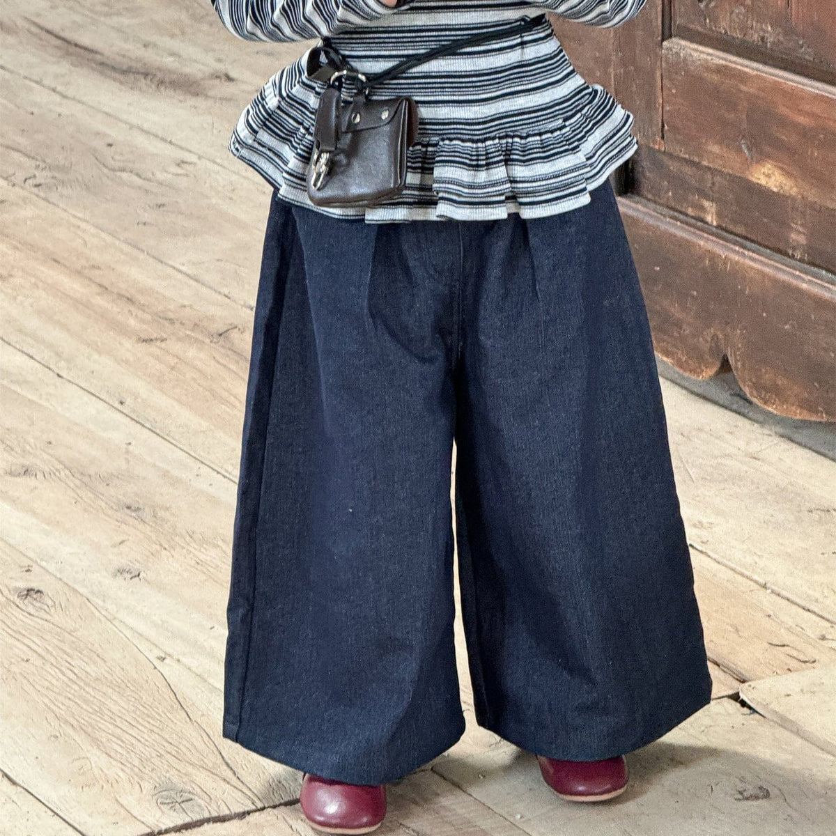 キッズ用ワイドデニムパンツ 前面がすっきりしたデザイン、広がるシルエット