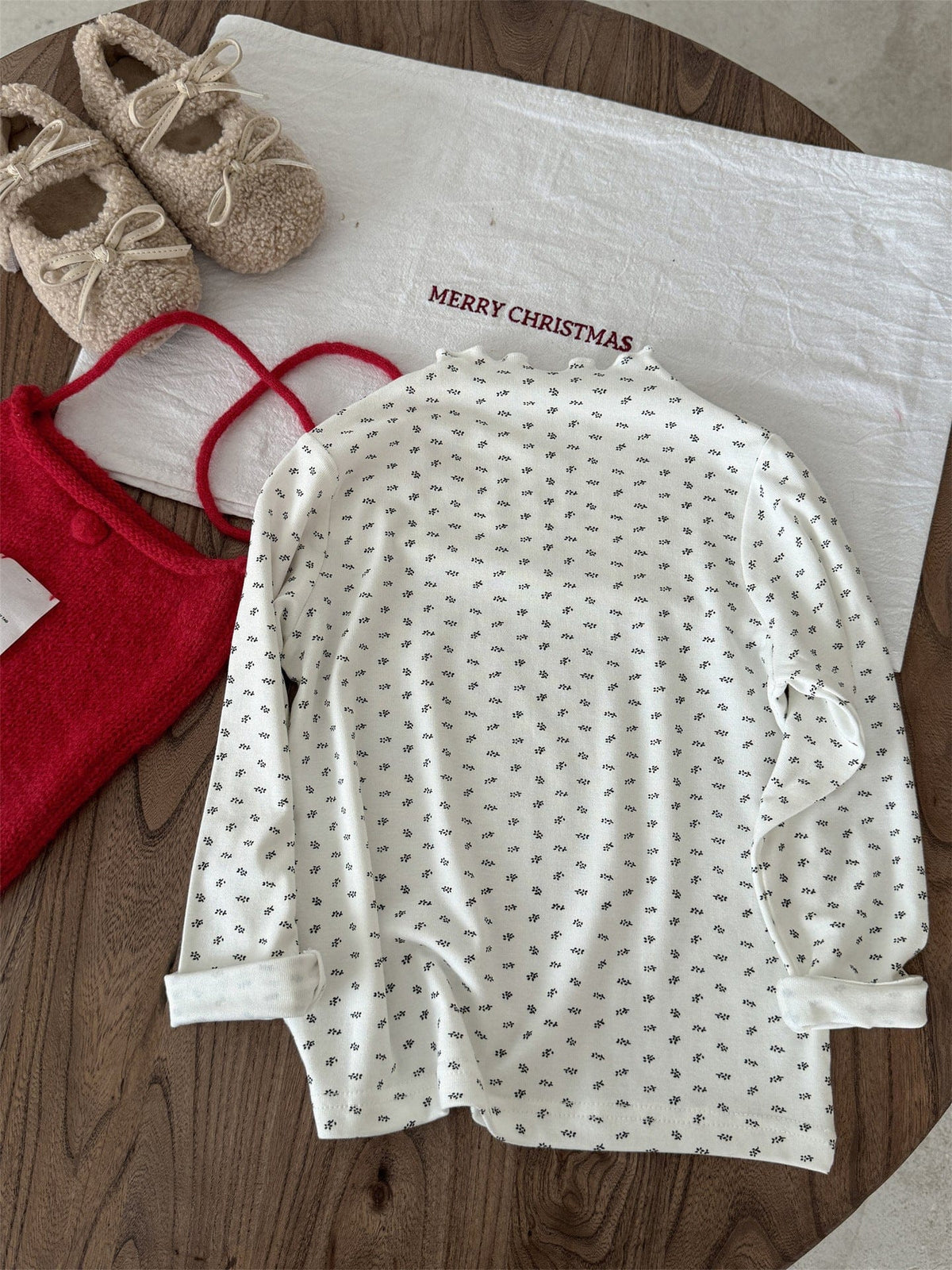 白のキッズ長袖Tシャツ、細かい小花柄。メロウフリル襟と長い袖口