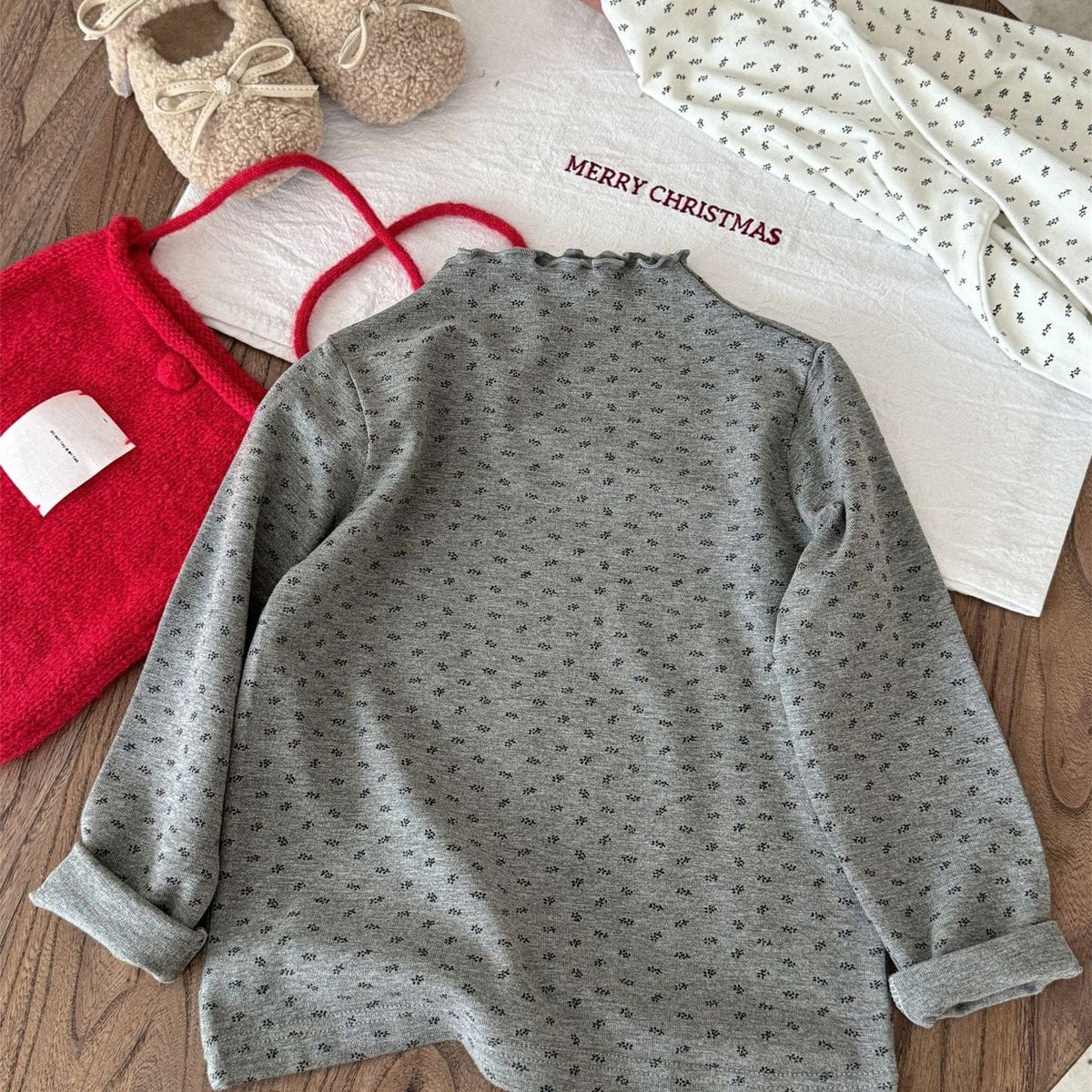 グレーのキッズ長袖Tシャツ、細かい小花柄。後ろ身頃のゆったりシルエット