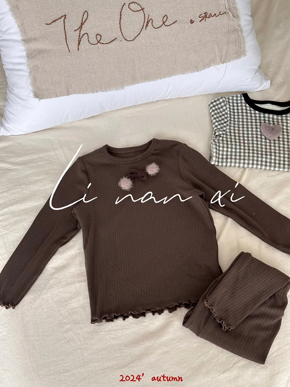 ブラウンのキッズパジャマ上下セット 長袖Tシャツ+ロングパンツ 花ワッペン