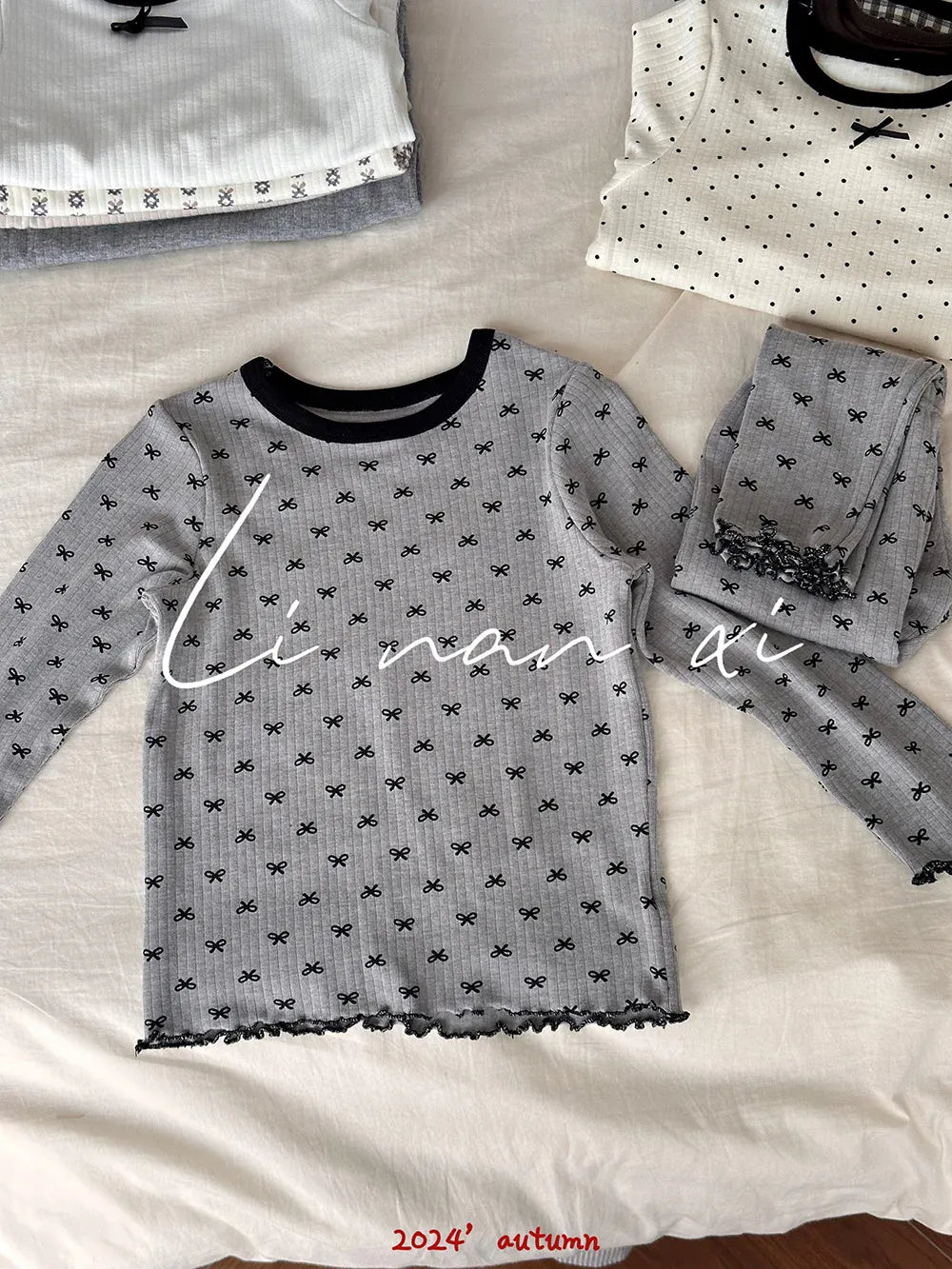 キッズのパジャマセット グレーの長袖Tシャツ(小柄)とロングパンツ