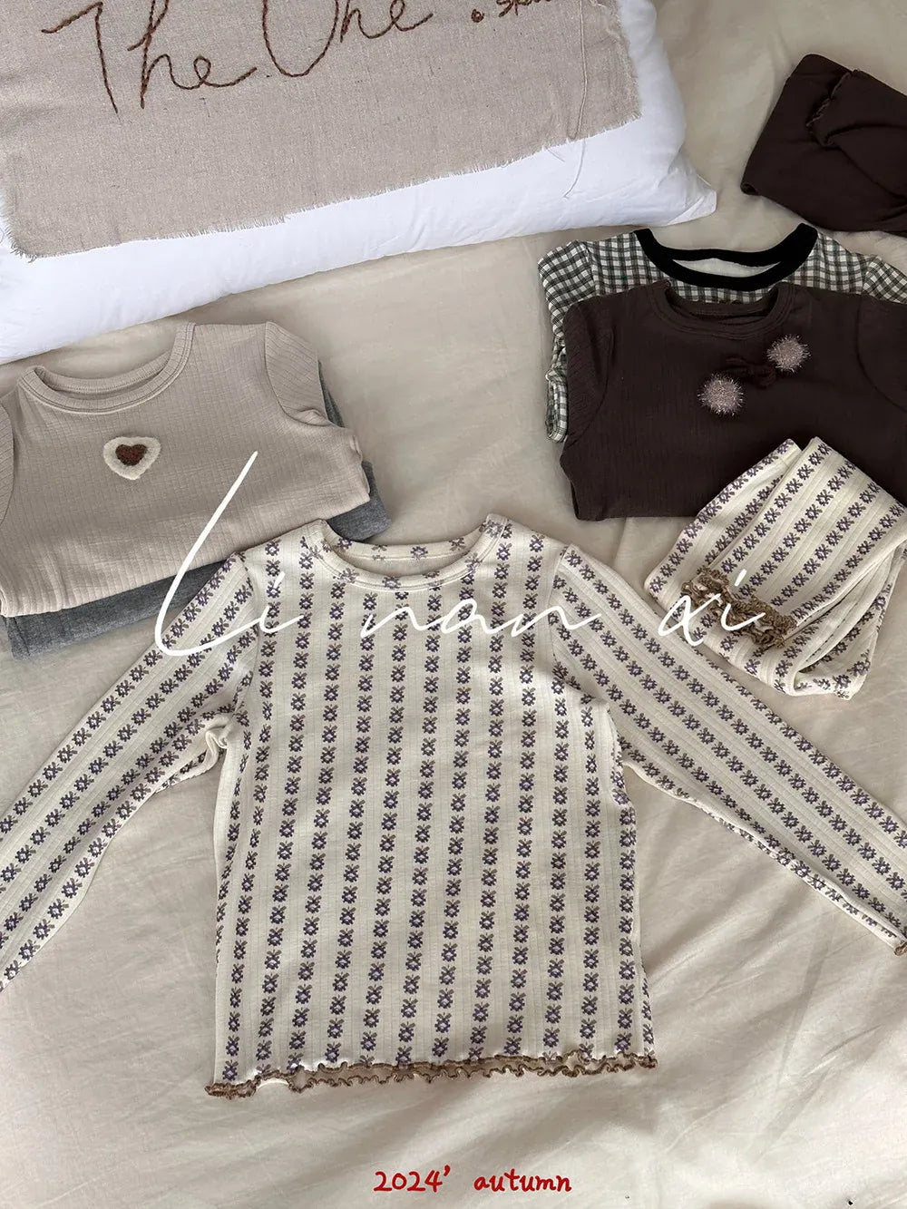 キッズのパジャマセット ベージュの長袖Tシャツ(小紋柄)とロングパンツ