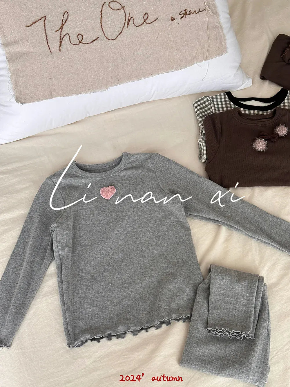 キッズのパジャマセット グレーの長袖Tシャツ(ピンクのハート)とロングパンツ