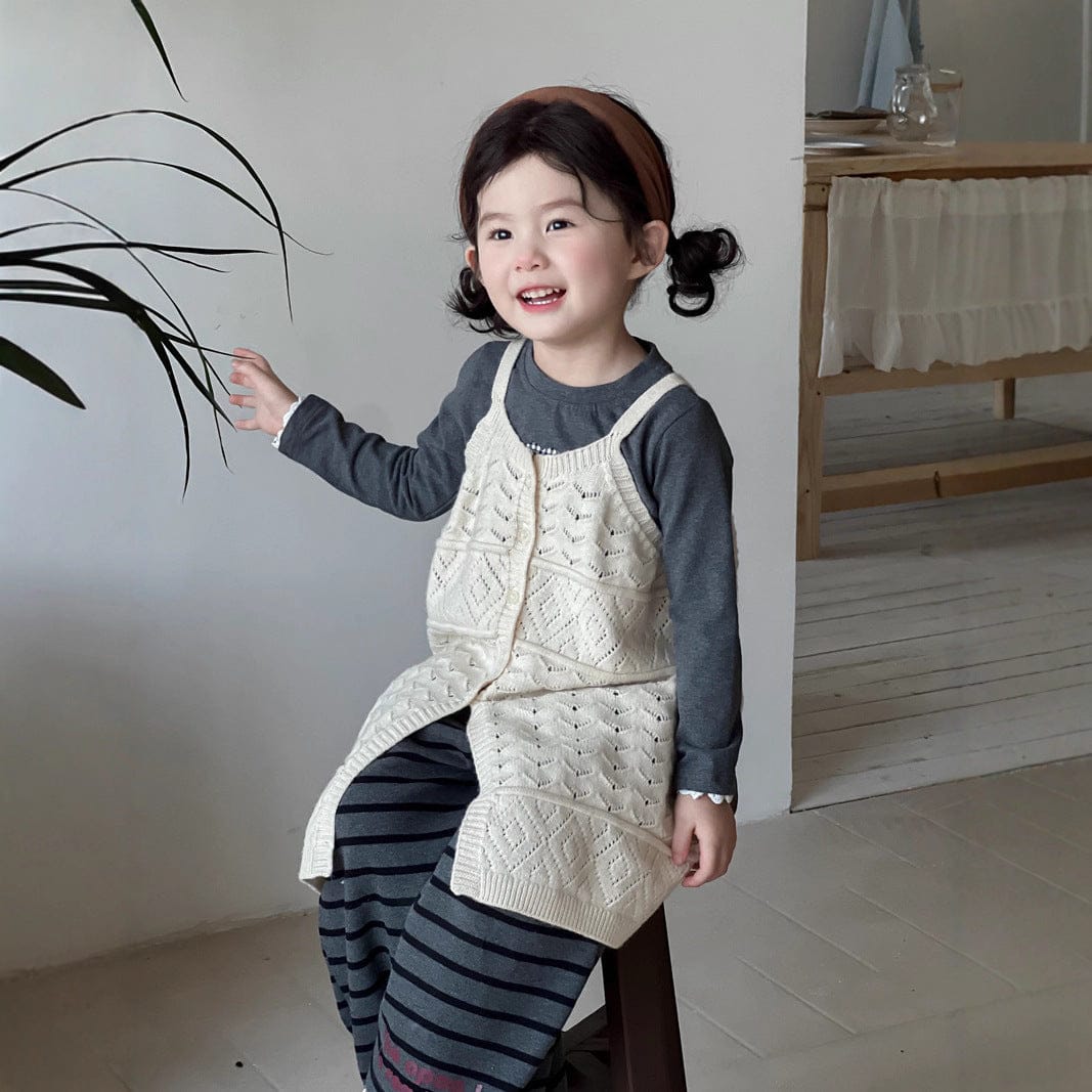 生成りニットビブベストとボーダー柄ロングパンツ(斜め前姿)
