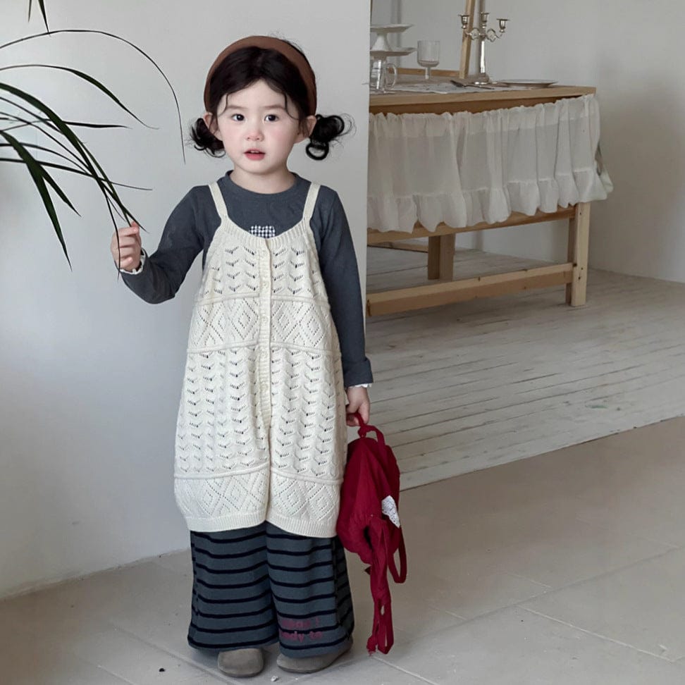 ボーダー柄ロングパンツと生成りニットビブベストのセット(前面)