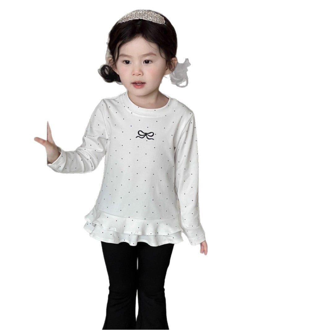 白ドット柄長袖Tシャツ裾フリル(リボン)と黒フレアパンツ、前面全体