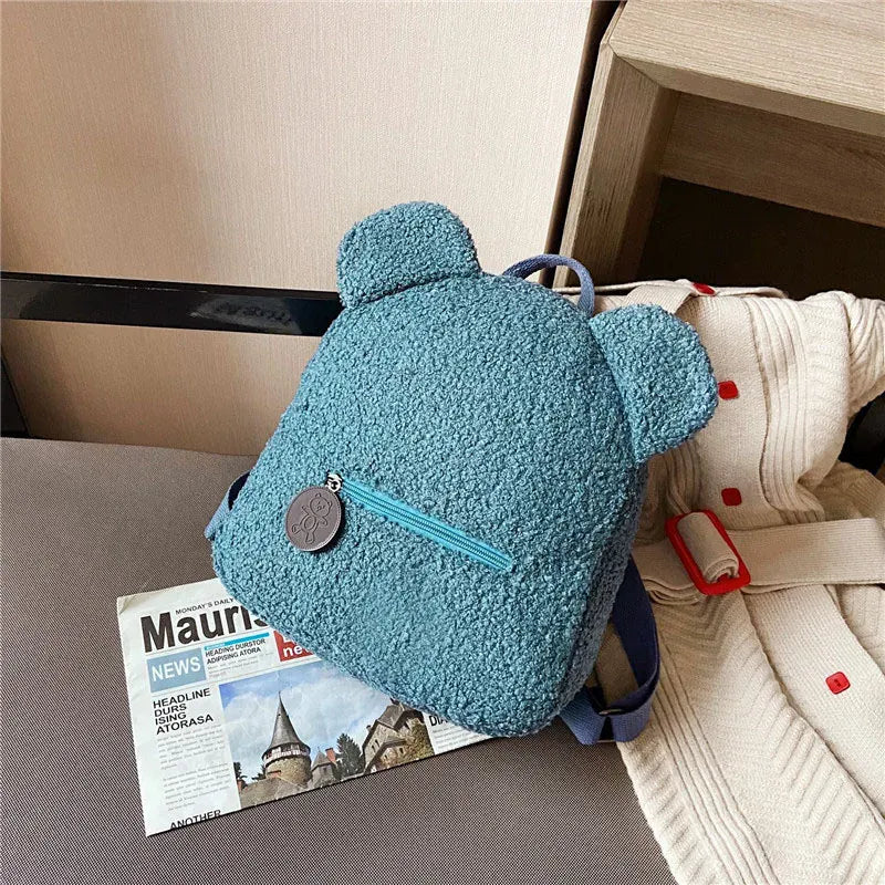 キッズ用リュック くまデザインのブルー生地、前面ジッパーラインと丸タグ