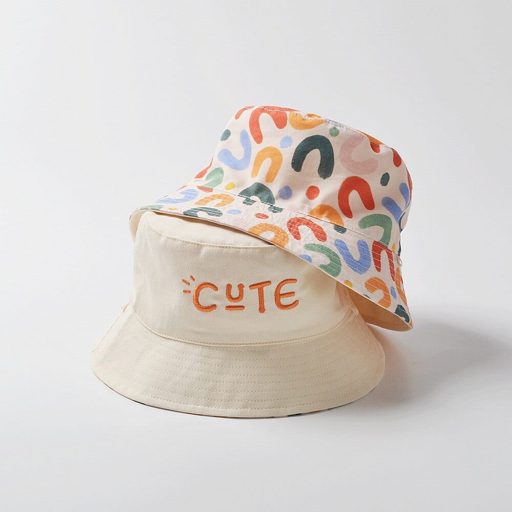 ベビー用リバーシブルバケットハット ベージュ側はオレンジの「CUTE」刺繍ロゴ