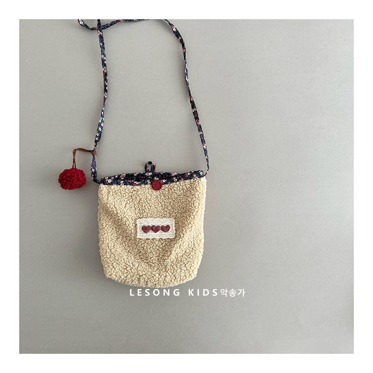 生成りのボアフリースポシェット、花柄ストラップとフロント刺繍