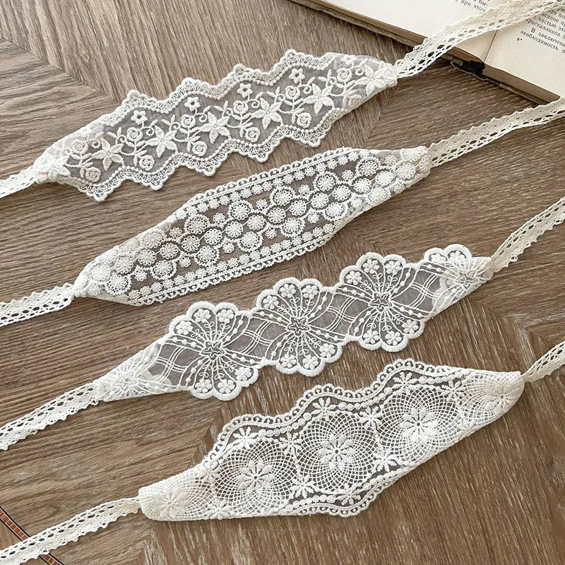 ベージュのレースヘッドバンド4点セット、花モチーフの並びと立体的なレース縁