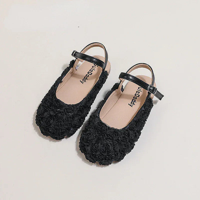 キッズサンダル(黒)フラットタイプ、アンクルストラップとバックル、花風の刺繍