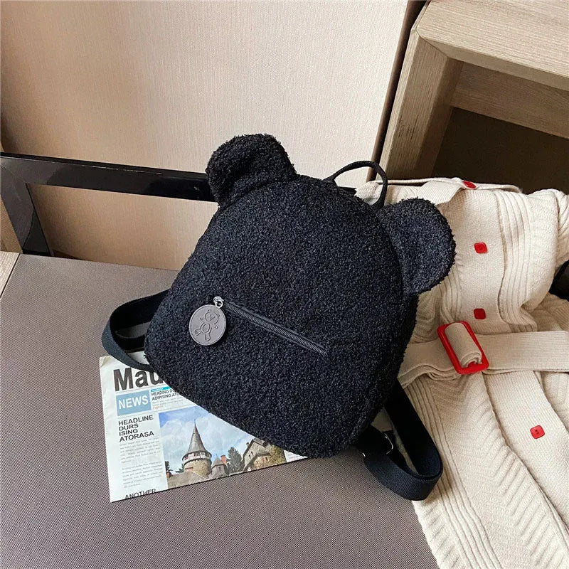 キッズ用リュック くまデザインのブラック、丸タグと前面ジッパーライン