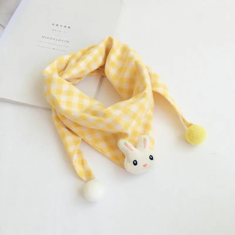 キッズ用黄×白チェック柄マフラー、うさぎワッペンと黄色いポンポン付き