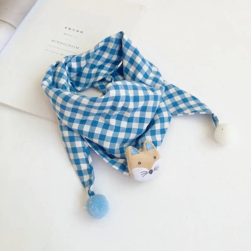 キッズ用青×白チェック柄マフラー、動物ワッペンと青いポンポン付き