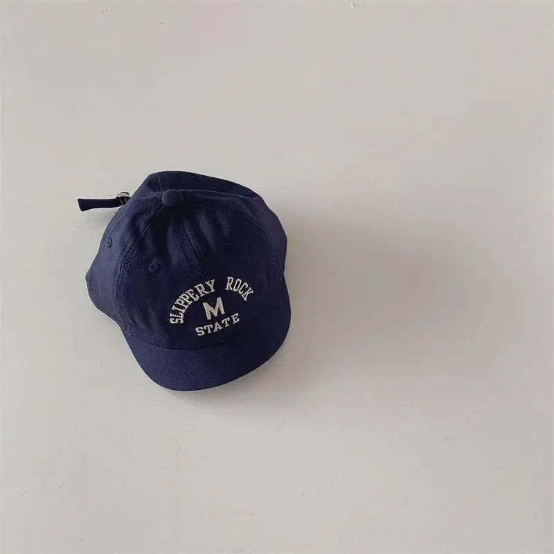 ベビーキッズキャップ ネイビー系 レターロゴ刺繍 ショートブリム 背面寄り