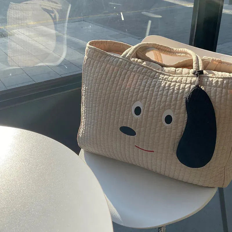 犬の刺繍入りキルティングおむつバッグ、淡いグレージュ(黒い耳ポケット)
