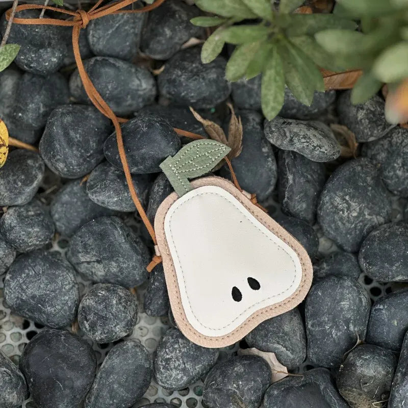 果物型ベビーキッズポシェット、白い本体に目鼻の刺しゅうがあるショルダーバッグ