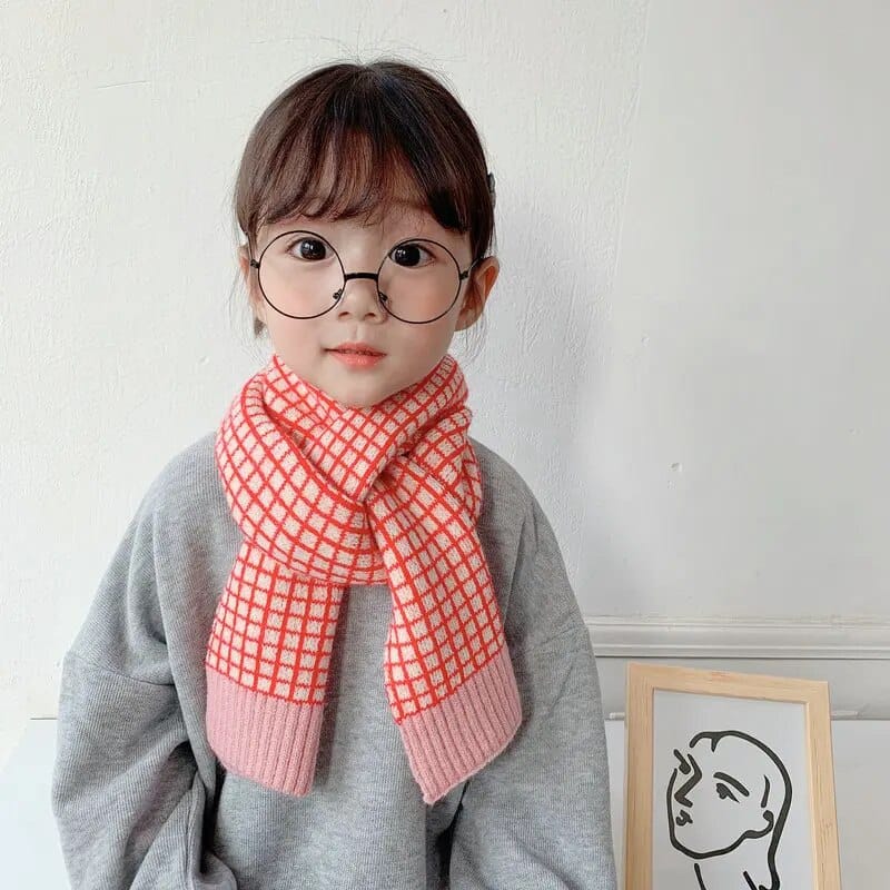 チェック柄ニットマフラーを着用した子ども(レッド×ピンク)