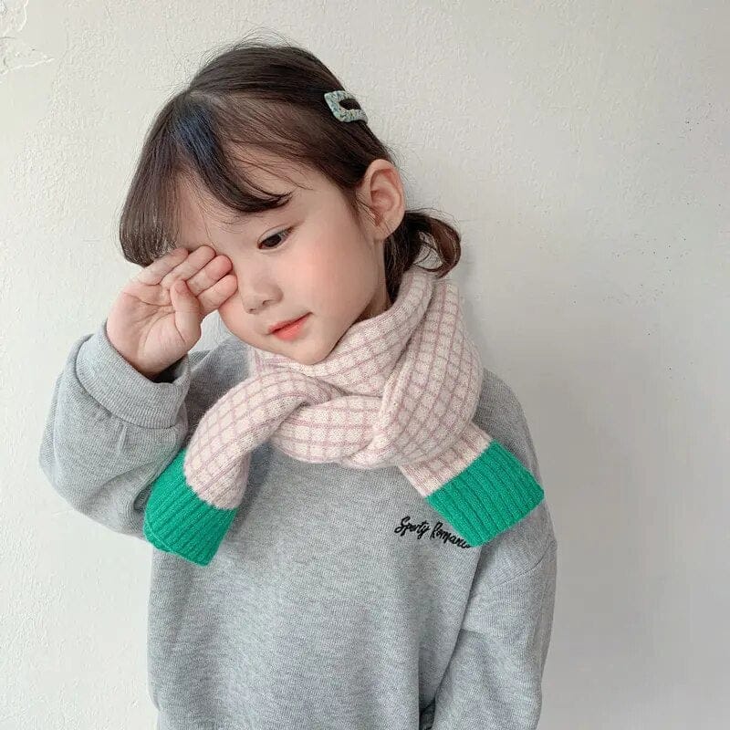 チェック柄ニットマフラーを着用した子ども(ピンク×グリーン)