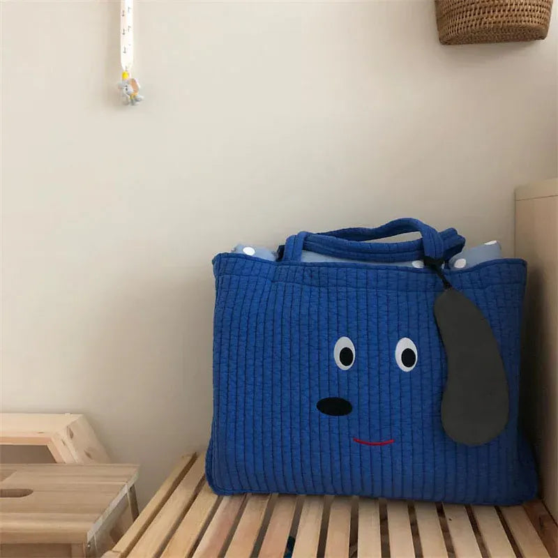 犬の刺繍入りキルティングおむつバッグ、青トート(黒い耳ポケット)